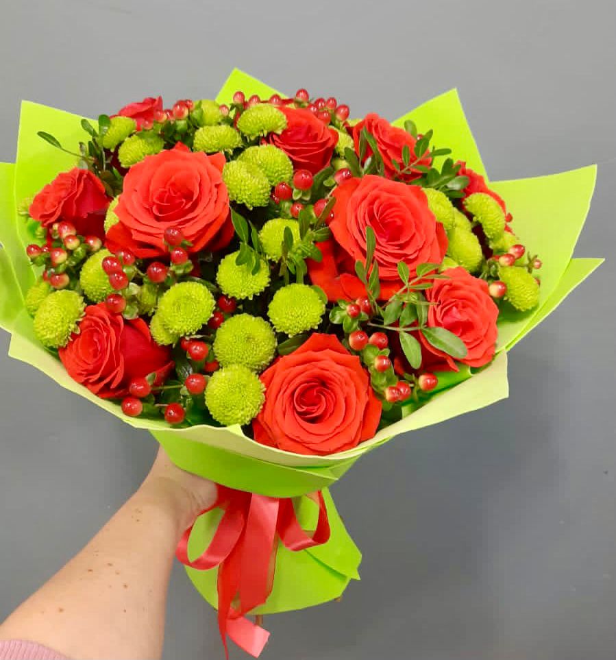 Букет цветов из: Хризантемы и Розы в Николиной горе