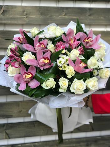 Букет цветов из: Розы и Хризантемы в Николиной горе