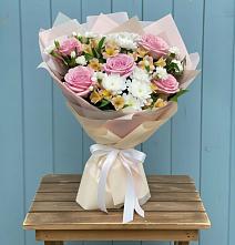 Букет цветов из:  Гвоздики, Орхидеи и Розы в Николиной горе