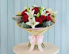 Букет цветов из:  Лилии и Розы в Николиной горе