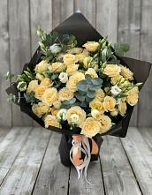 Букет цветов из:  Розы и Лизиантусы в Николиной горе