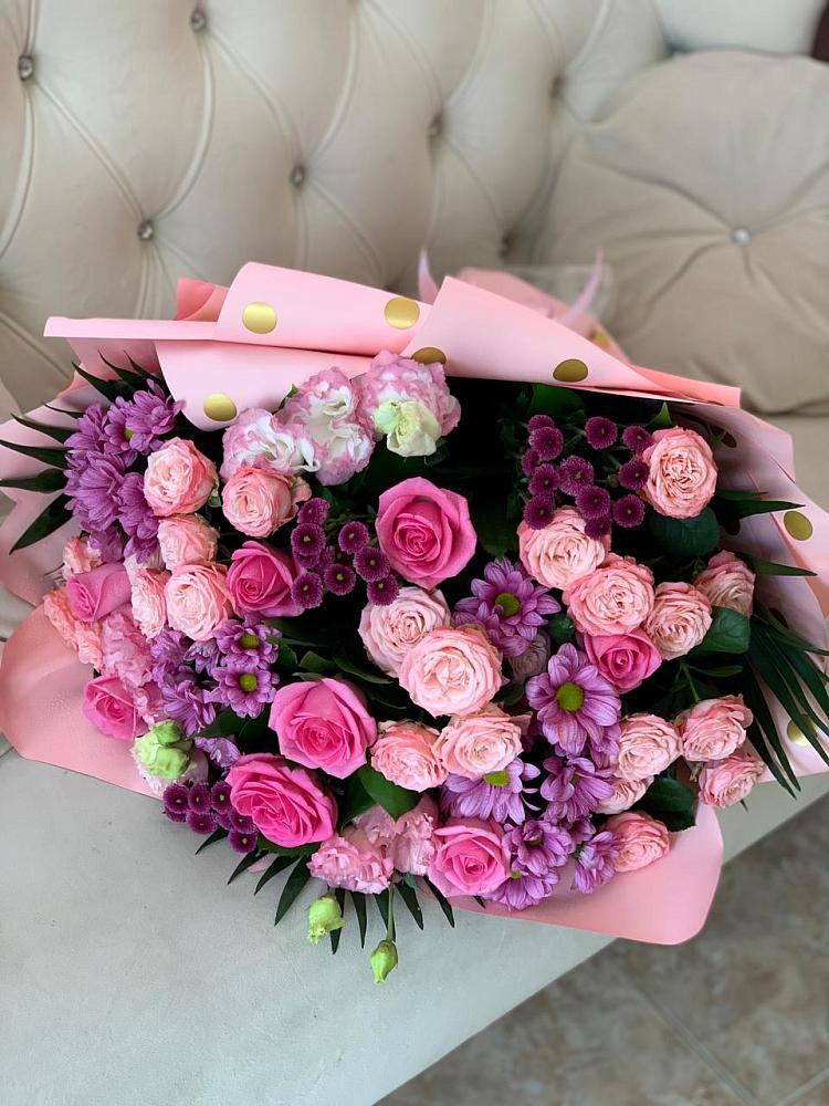 Букет цветов из: Хризантемы, Розы и Лизиантусы в Николиной горе