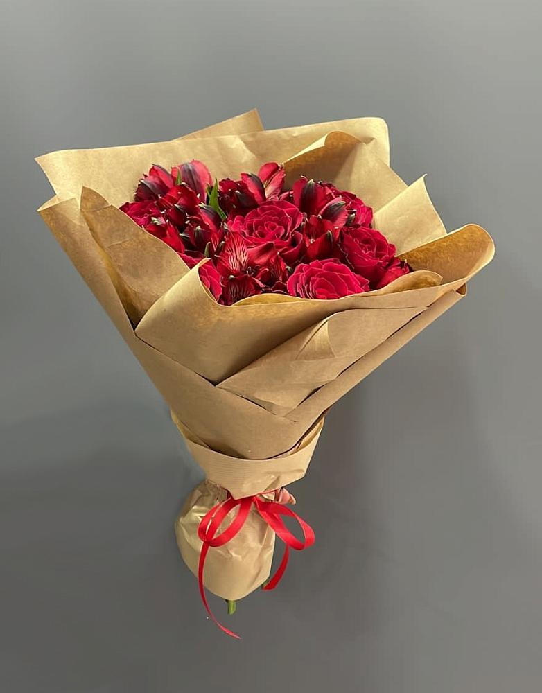 Букет цветов из: Альстромерии и Розы в Николиной горе