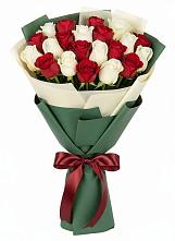 Букет Микс из красных и белых роз в Николиной горе