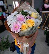 Букет цветов из:  Герберы, Розы и Хризантемы в Николиной горе