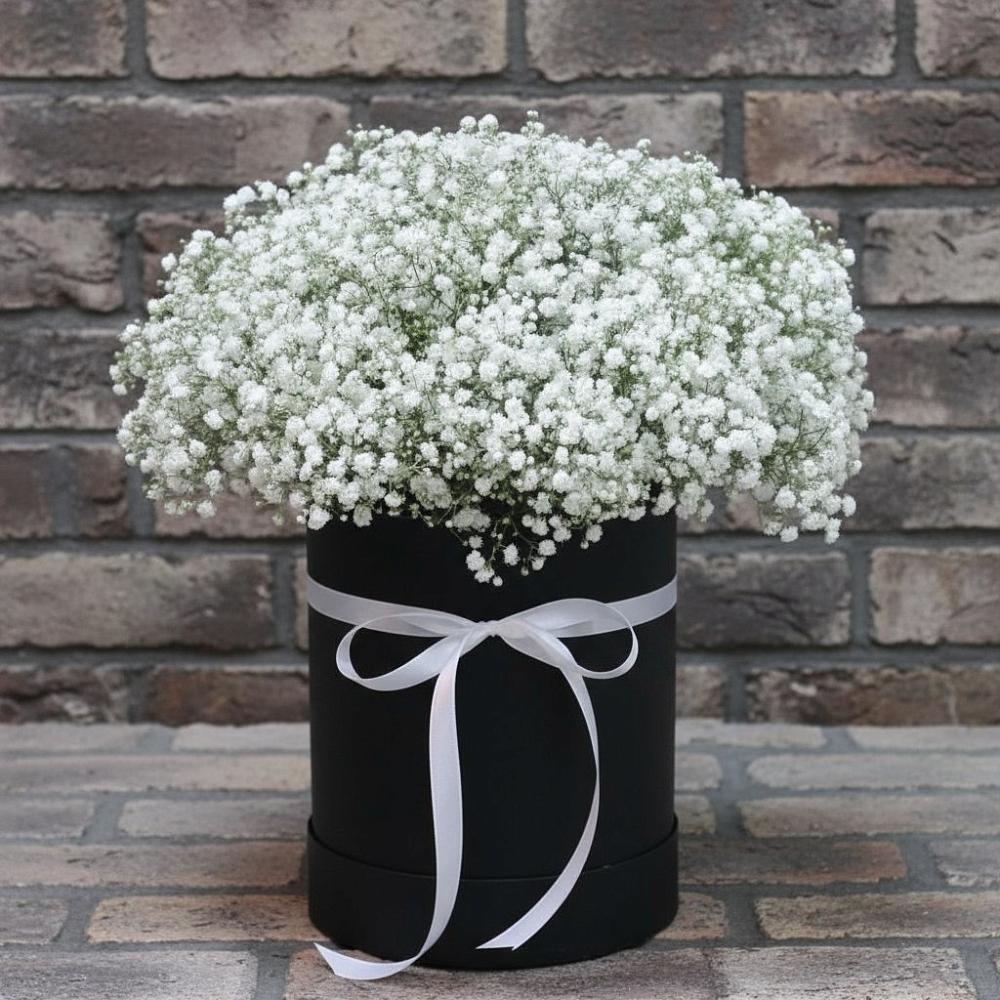 Цветочная композиция из Гипсофила в шляпной коробке в Николиной горе