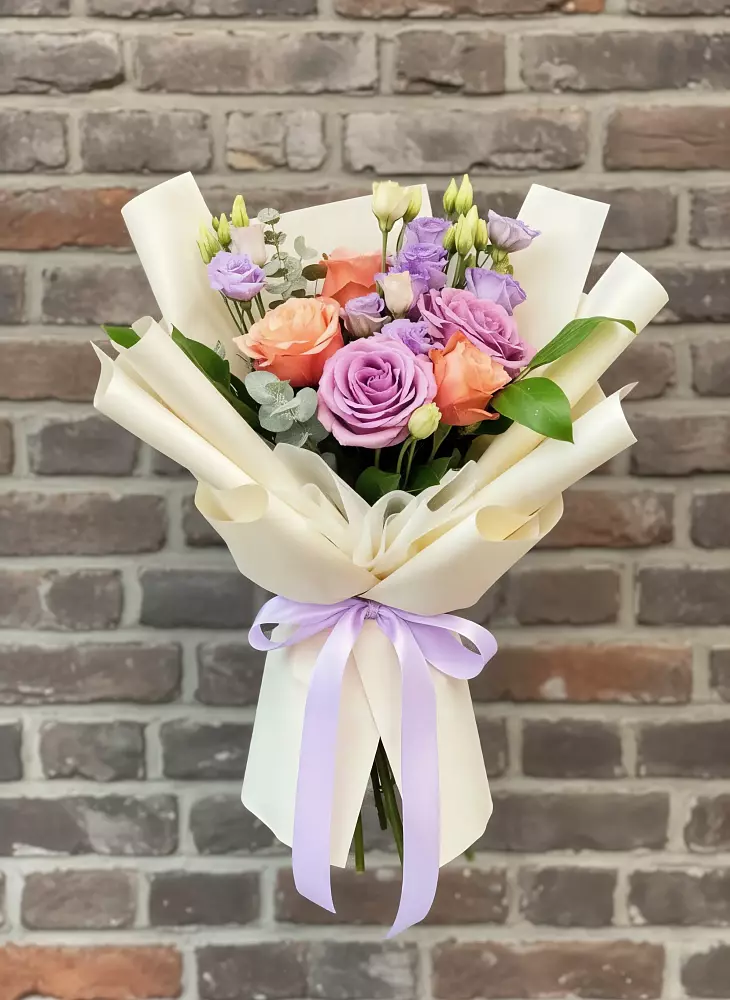 Букет цветов из: Лизиантусы и Розы в Николиной горе