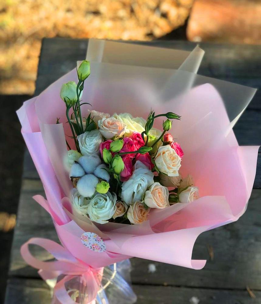 Букет цветов из: Розы и Лизиантусы в Николиной горе