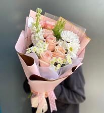 Букет цветов из:  Хризантемы и Розы в Николиной горе