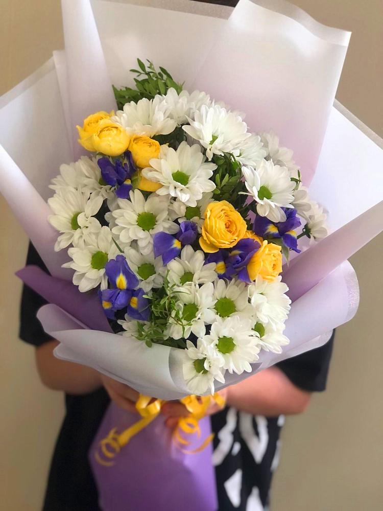 Букет цветов из: Ирисы, Хризантемы и Розы в Николиной горе