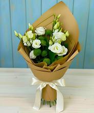 Букет цветов из:  Хризантемы и Лизиантусы в Николиной горе