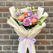 Букет цветов из:  Лизиантусы и Розы в Николиной горе