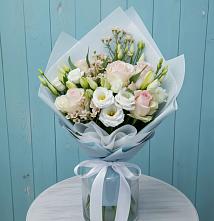 Букет цветов из:  Розы и Лизиантусы в Николиной горе