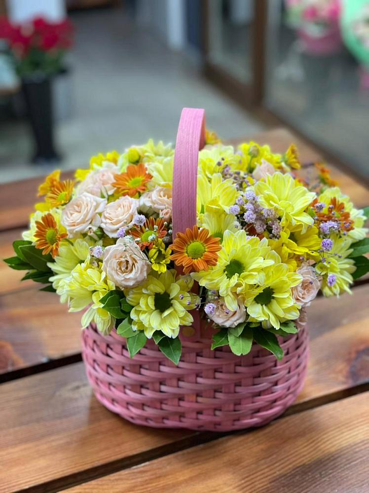 Цветочная композиция из Хризантемы и Розы в корзине в Николиной горе