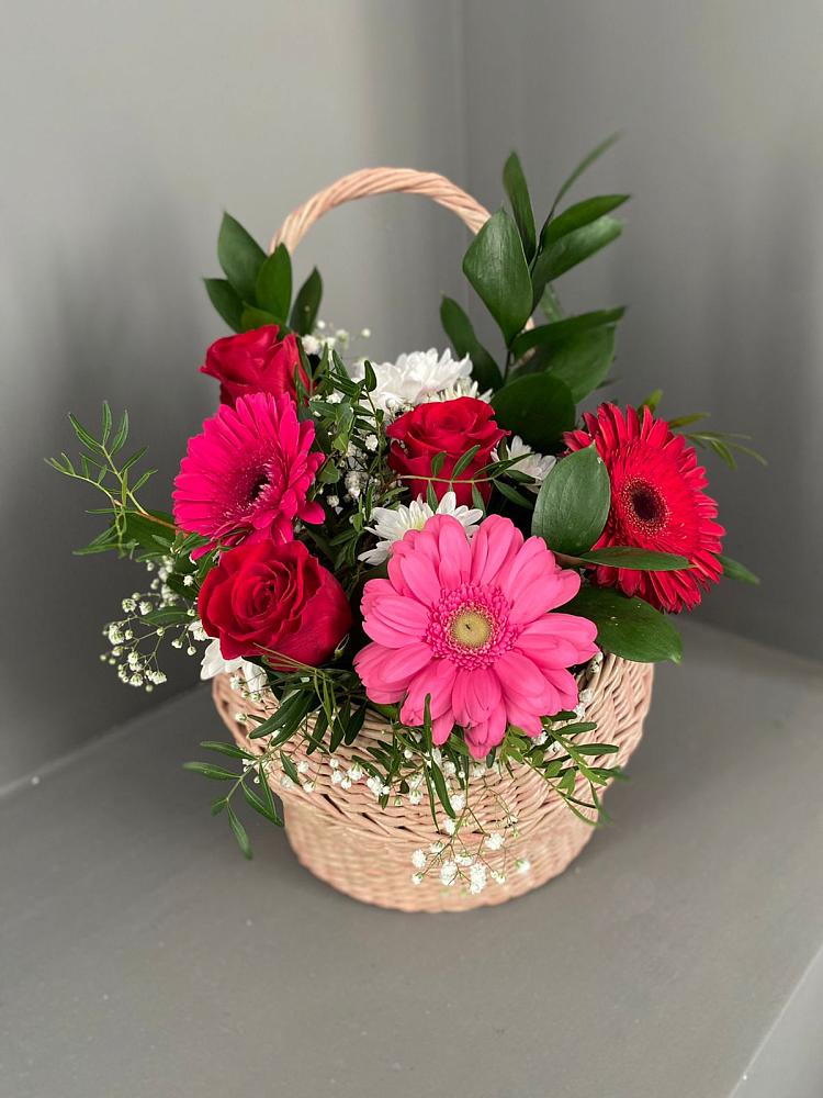 Цветочная композиция из Розы, Хризантемы и Герберы в корзине в Николиной горе