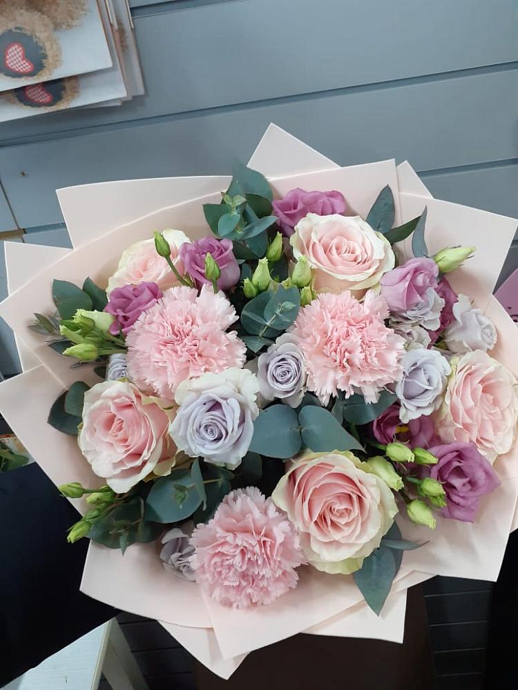 Букет цветов из: Розы, Гвоздики и Лизиантусы в Николиной горе