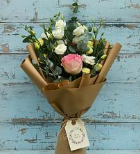 Букет цветов из:  Розы и Лизиантусы в Николиной горе